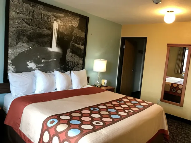 1 Bedroom, Suite, King Bed, Super 8 By Wyndham Union Gap Yakima Area 2/3