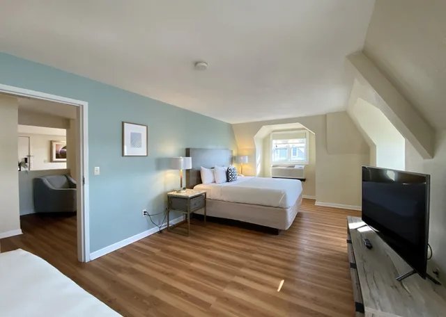 Executive, Suite, 2 King Beds, Sofa, Suite Building، Atlantic Beach Hotel Newport 2/3