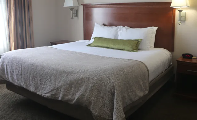 جناح بسرير كينج بغرفة نوم واحدة للمدخنين، Candlewood Suites Fredericksburg 1/1