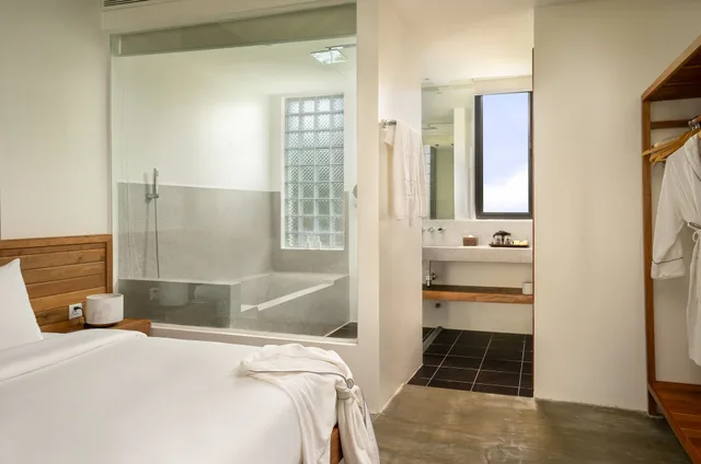 Penthouse Suite, Twin Beds, King Bed, Pool View, Sofa, Balcony، Phka Chan Hotel 3/3