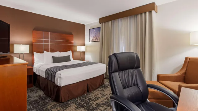 غرفة، Best Western Plus Wakeeney Inn & Suites 1/3
