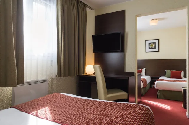 غرفة كلاسيكية رباعية بسرير مزدوج وسريرين منفصلين، Hotel the Originals Paris Sud Orly Draveil 1/2