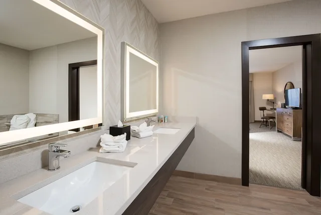 جناح تنفيذي بسرير كينج مع أريكة، Pomeroy Inn & Suites Prince George 2/3
