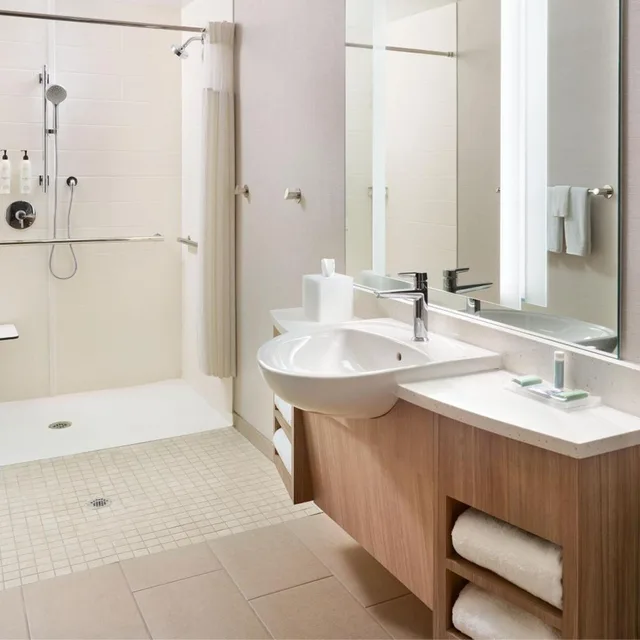 جناح بسرير كينج مع سرير سحّاب إضافي مع أريكة لذوي الإعاقة، SpringHill Suites by Marriott Arlington TN 3/5
