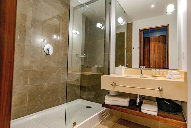 غرفة ركنية بسرير كينج، Courtyard by Marriott Santiago Airport 3/3