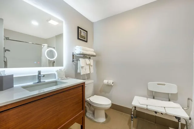 Suite, King Bed, Accessible, Comfort Suites Omaha East-Council Bluffs 4/4