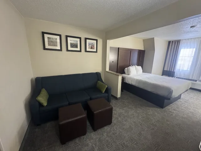 جناح بسرير كوين مع أريكة، Quality Inn & Suites Green Bay - Ashwaubenon 5/8
