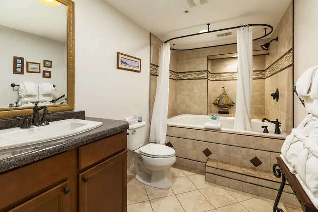 Master, Suite, 2 King Beds, Sofa، Old Harbor Inn 8/8