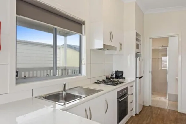 2 Bedrooms, Deluxe, Cabin, King and Queen Bed, Discovery Parks - Adelaide Beachfront 4/4