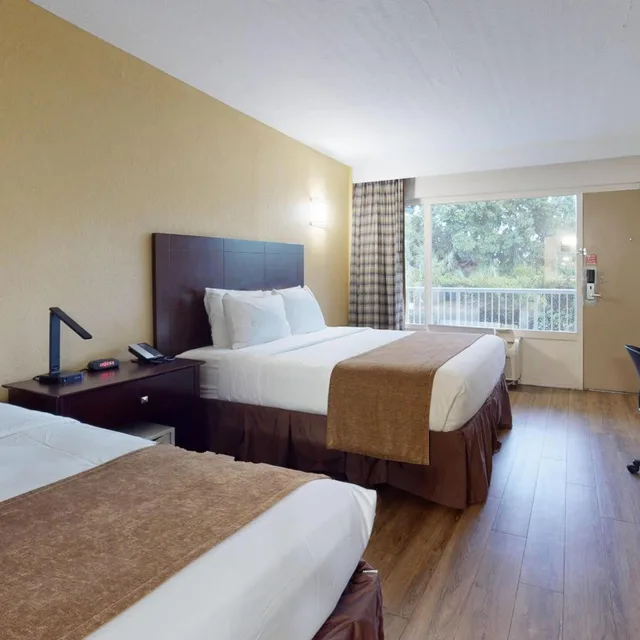 Room, 2 Queen Beds, Parking Lot View، Rodeway Inn and Suites Fort Lauderdale Airport and Cruise Port 4/10