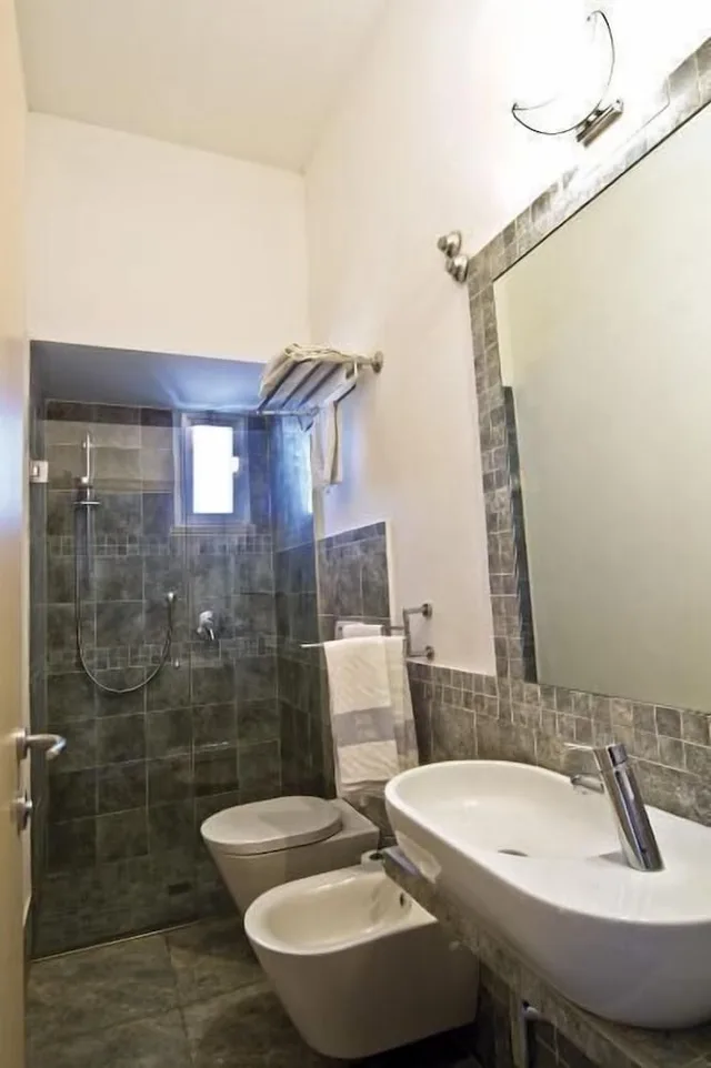 غرفة كومفورت ثلاثية بسرير مزدوج وسرير فردي، Vienna Hotel 2/2