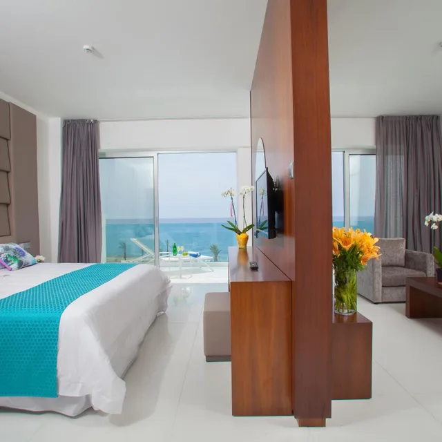Suite, King Bed, Sea Front, Terrace، King Evelthon Beach Hotel and Resort 3/4