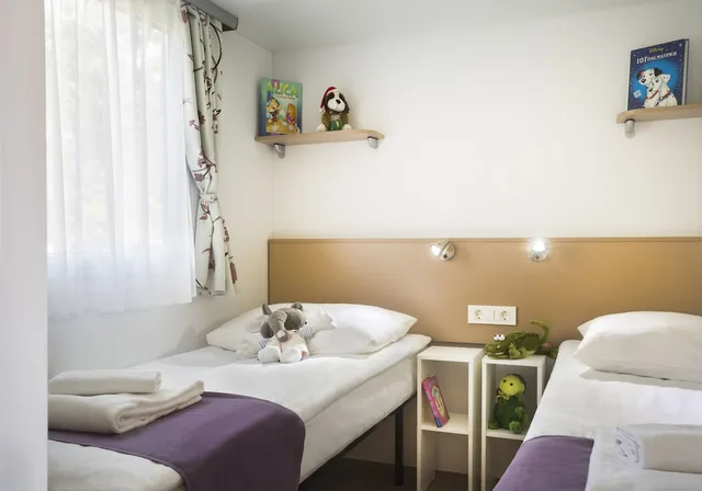 Mobile Home, Family, 1 Queen and 4 Single Beds, Sofa, Terrace، Mobile Homes Valkanela 2/4