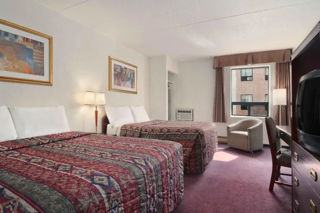 Room, Queen Bed, Main Floor، Travelodge by Wyndham Edmonton West 1/2
