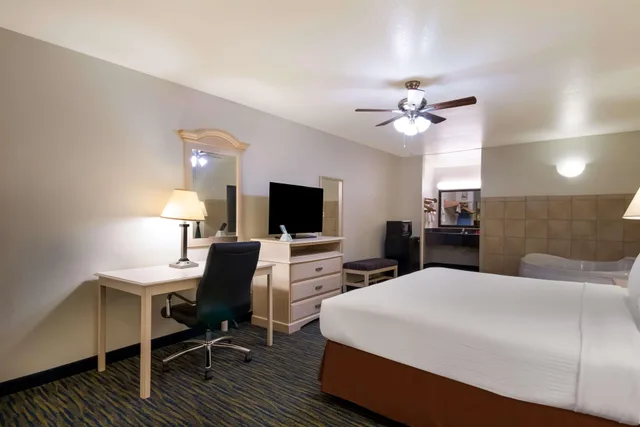 غرفة بسرير مزدوج، SureStay Hotel by Best Western Falfurrias 2/4