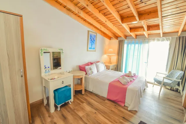 غرفة كومفورت بسرير كينج بشرفة، Alacati Asmali Konak Hotel 3/6