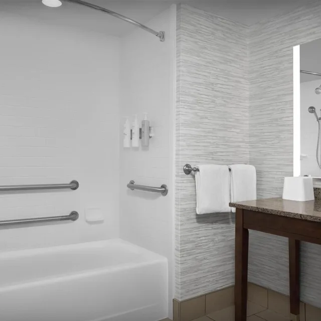 استوديو بسريرين كوين مع أريكة بحوض استحمام لذوي الإعاقة، Hampton Inn And Suites Ocean City Bayfront Convention Center 2/3
