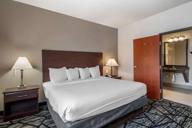 جناح بسرير كينج بحوض استحمام لذوي الإعاقة، Best Western Plus Mckinney Inn & Suites 2/3