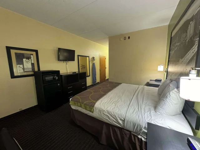غرفة بسرير كينج لذوي الإعاقة، Quality Inn Chattanooga Hamilton Place 1/9