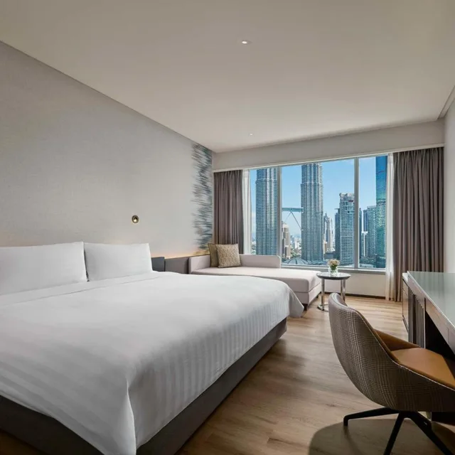 Renovated, Deluxe, King Bed, Twin Towers View، Traders Hotel Kuala Lumpur 2/6
