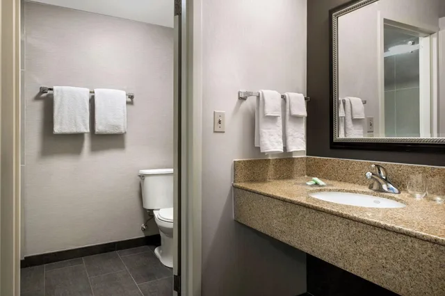 جناح بسرير كينج، Courtyard By Marriott Phoenix Airport 3/5