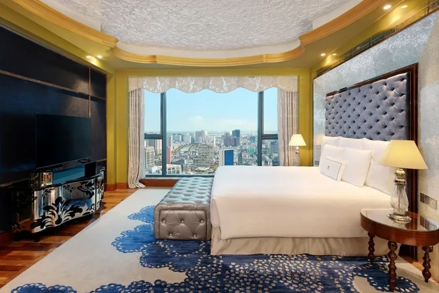 جناح جونيور بإطلالة على المدينة مع دخول صالة النادي، The Reverie Saigon Hotel 2/10