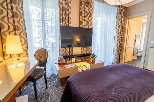 غرفة بسرير كوين بإطلالة على المدينة، Schweizerhof 6/10