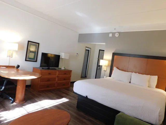 جناح سوبيريور بسرير كينج، La Quinta Inn Suites Winston Salem 3/6