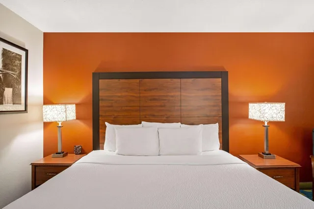 غرفة ديلوكس بسرير كينج، La Quinta Inn By Wyndham Auburn Worcester 6/10
