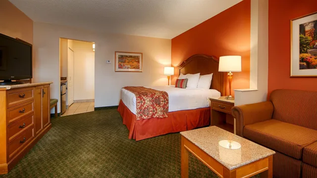 جناح بسرير كينج وسرير كوين بمنطقة جلوس بحوض جاكوزي، Best Western Plus A Wayfarer S Inn And Suites 4/8