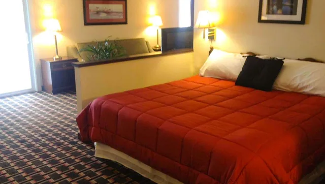 جناح عائلي بسريرين كوين، The Colonial Inn 1/3