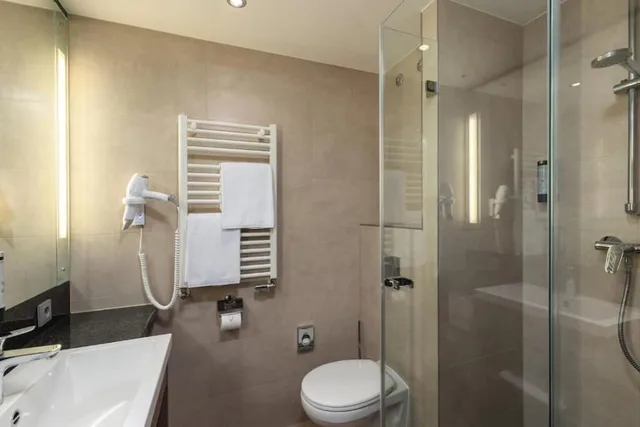 غرفة قياسية بسرير مزدوج، Intercityhotel Dresden 5/6