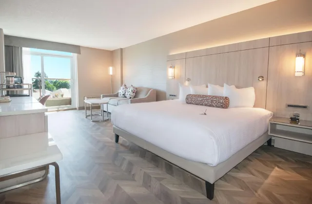 Coast, King Bed, Accessible, Coast Victoria Hotel Marina By Apa 1/1