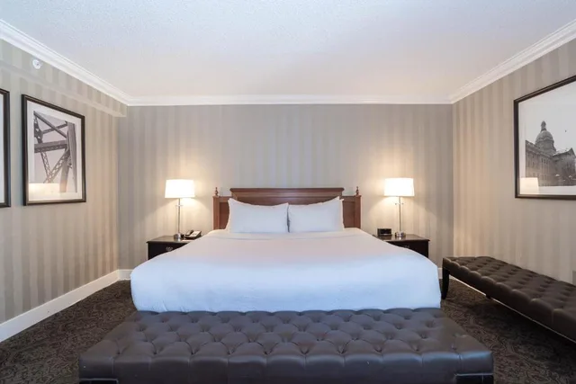 غرفة غراند ديلوكس بسرير كينج، Sandman Signature Edmonton Downtown Hotel 1/2