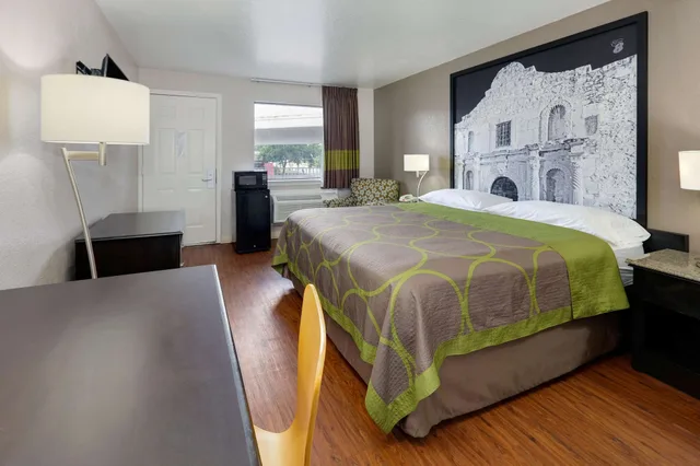 غرفة بسرير كينج لذوي الإعاقة، Super 8 By Wyndham San Antonio Downtown/Alamo 2/4