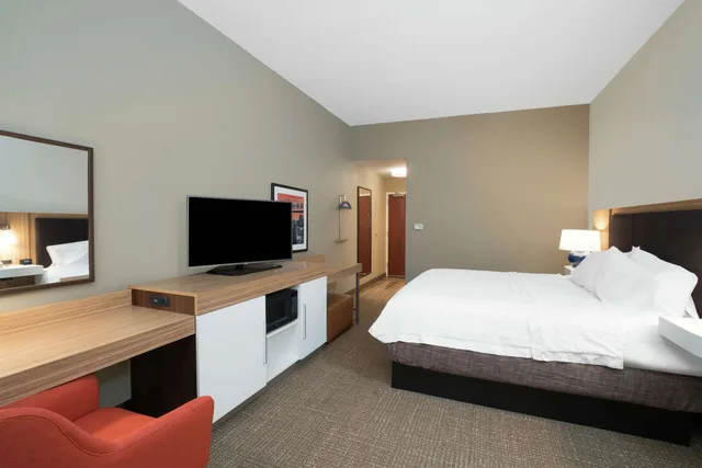 غرفة بسرير كينج مع أريكة، Hampton Inn Madison Huntsville Airport 3/7