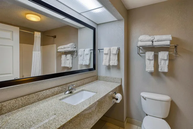 غرفة قياسية بسرير كينج بحوض جاكوزي، Best Western Lake Cumberland Inn 7/7