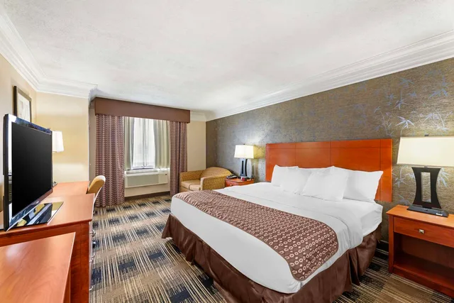 غرفة تنفيذية بسرير كينج مع أريكة، Best Western The Inn At Rochester Airport 3/4
