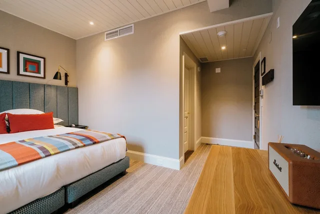 غرفة قياسية بسرير كينج، Eleven Revelstoke Lodge 1/5