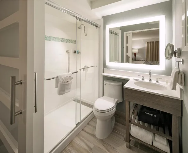 Suite, King Bed, Accessible, Crowne Plaza Ventura Beach 1/10