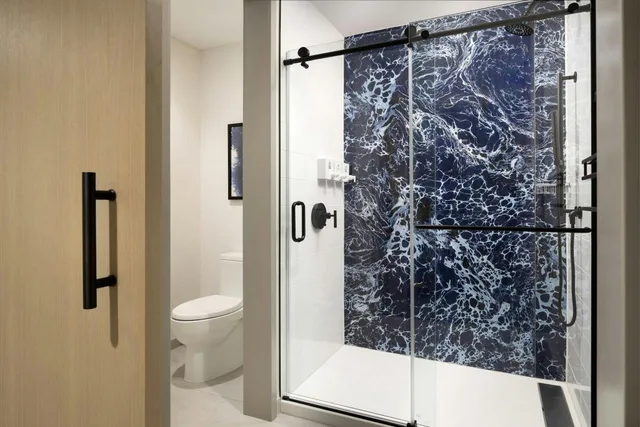 1 Bedroom, Signature, Bellavista, Suite, King Bed, Plaza View, City View, Sofa, Peloton، Cascade Hotel, Kansas City, a Tribute Portfolio Hotel 2/2