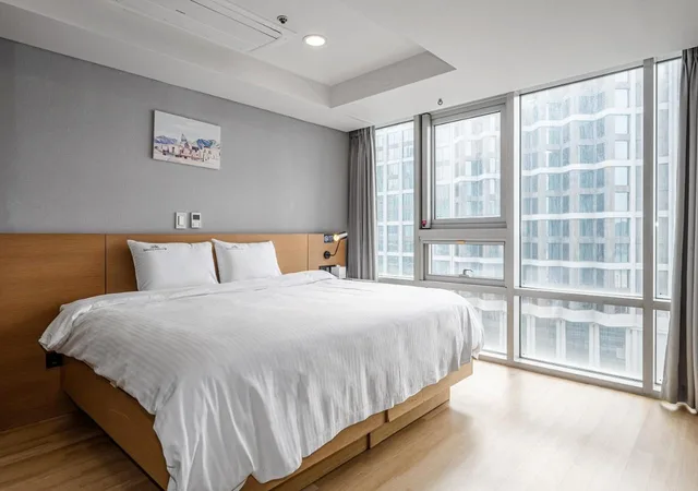 غرفة سوبيريور بسرير كوين بإطلالة جزئية على البحر، Haeundae Seacloud Hotel Residence 3/5