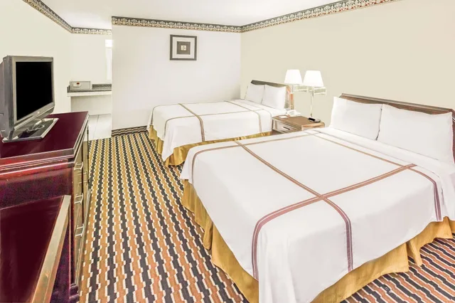 غرفة بسريرين مزدوجين، Travelodge By Wyndham Shreveport LA 1/3