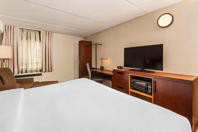 غرفة بسرير كينج، Comfort Inn Cambridge - Highway 401 3/9