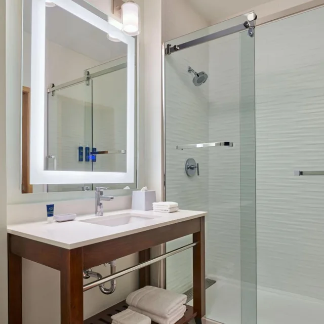 غرفة كبيرة بسريرين كوين، FOUR POINTS BY SHERATON HOUSTON INTERCONTINENTAL AIRPORT 4/8