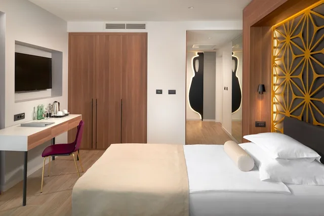 غرفة سوبيريور بسرير كينج مع أريكة، Amphora Hotel 1/3