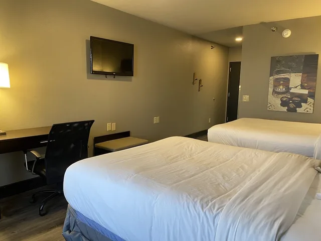 Standard, 2 Double Beds, Distill-Inn 2/9