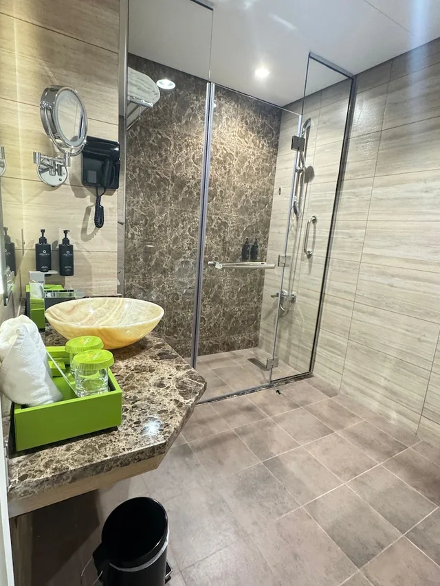 Room, King Bed, City View, Smoking, La Quinta by Wyndham Abu Dhabi Al Wahda 2/2