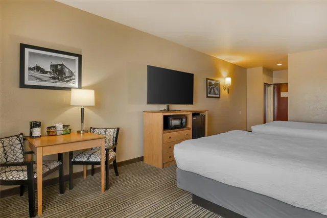 غرفة بسريرين كوين، Best Western Shelby Inn Suites 4/9