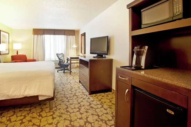Junior Suite, King Bed, Hilton Garden Inn Minneapolis Eden Prairie 3/3